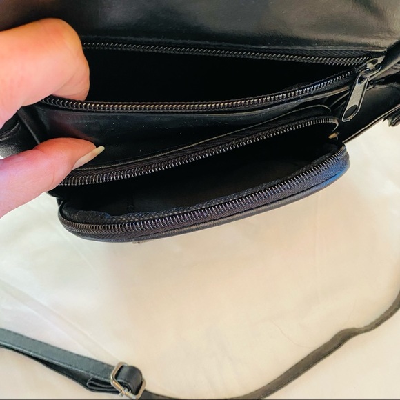 NWOT Leather Crossbody.. Back is vegan leather. Front is Leather. ADORABLE - Picture 5 of 12